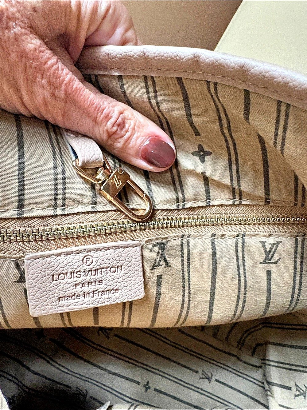 Fashion- Louis Vuitton Loop Hobo Shoulder Bag Beige - Picture 8 of 16